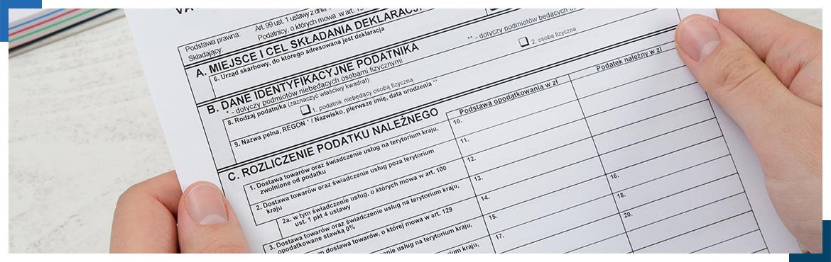 Rozliczenie podatkowe trzymane w ręce